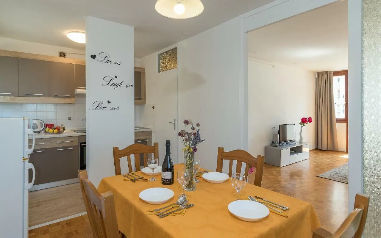 Apartment Maestral Pula 0*,